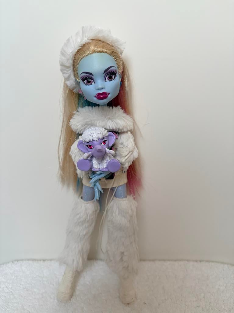 Monster High Abbey Bominable pop met huisdier, Ophalen of Verzenden, Zo goed als nieuw, Overige typen
