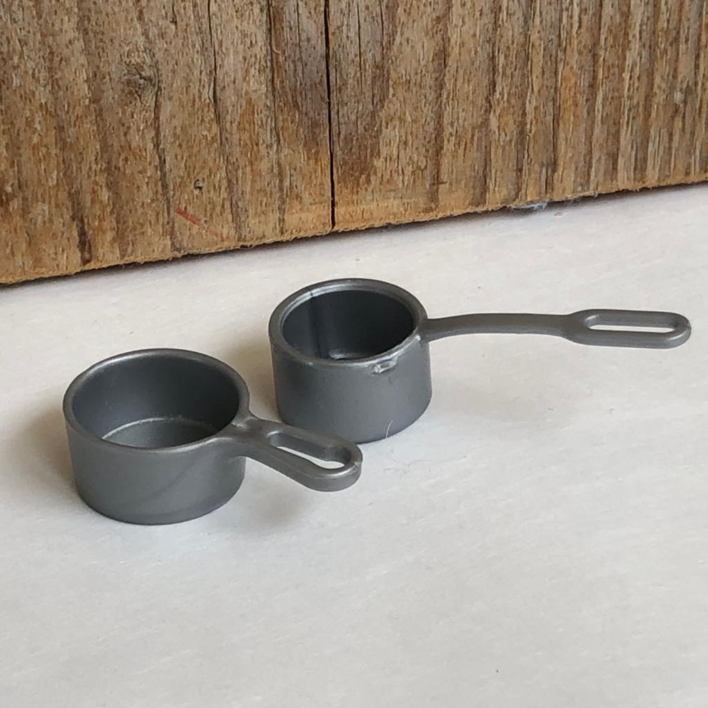 2 grijze pannen voor Barbie keuken, Ophalen of Verzenden, Toebehoren