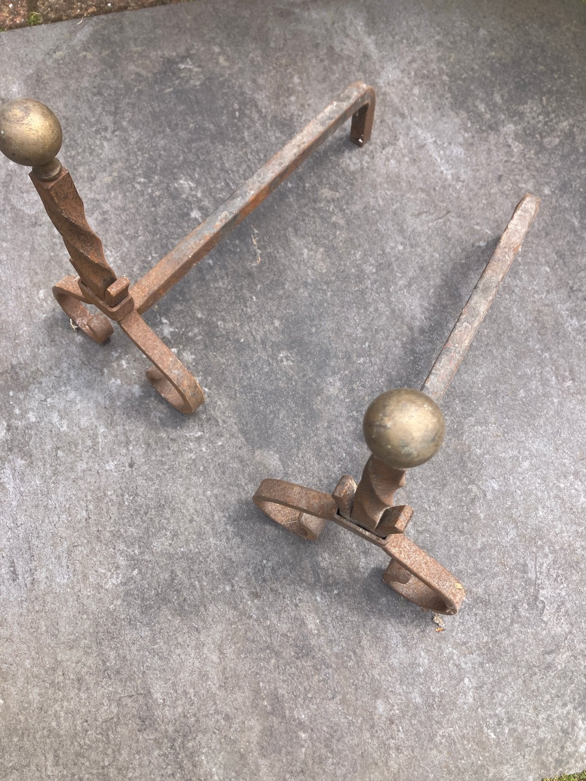 Antieke smeedijzeren haardbokken met koperen knop, Antiek en Kunst, Ophalen of Verzenden