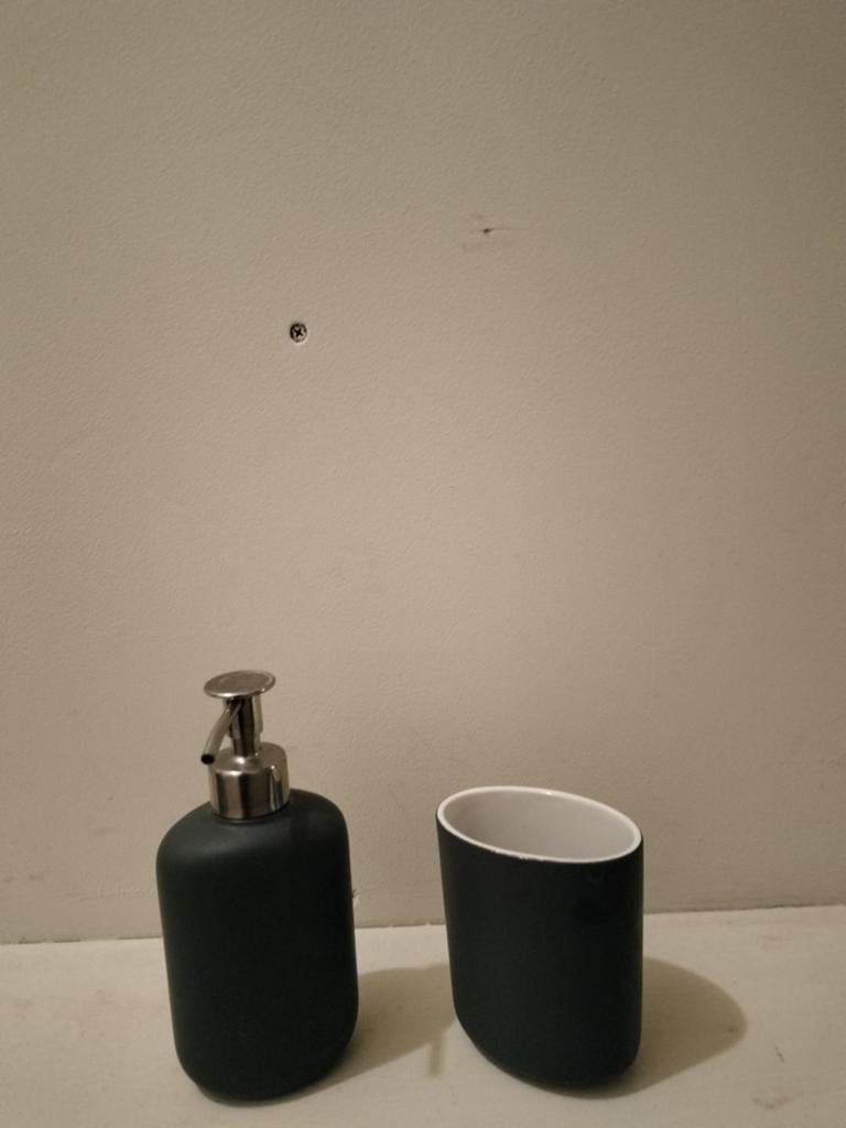 Zeepdispenser en tandenborstelhouder set, Ophalen of Verzenden, Zo goed als nieuw, Zwart, Overige typen