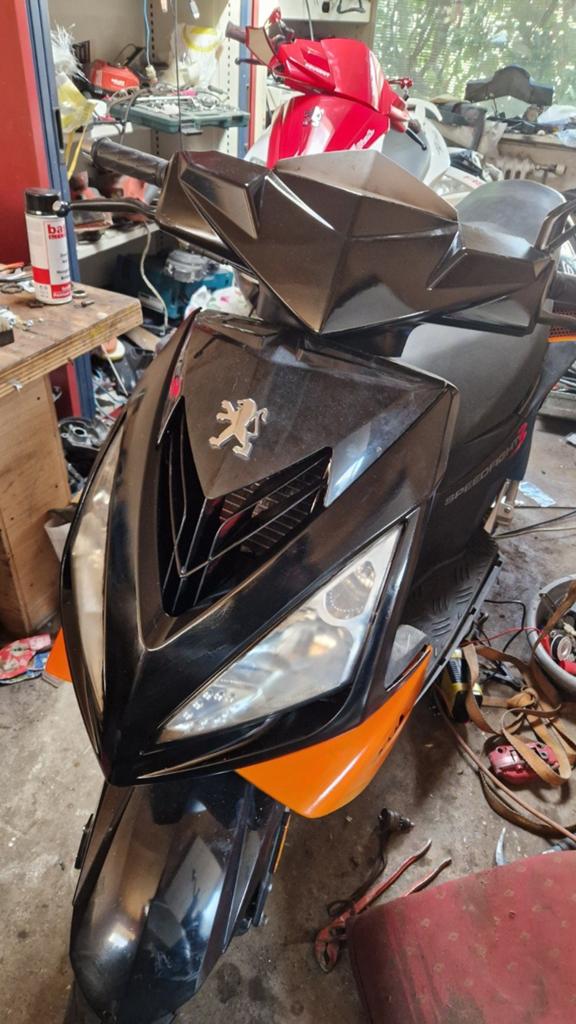 2 Peugeot Speedfight 3 Scooters - Zwart/Oranje & Wit, Ophalen