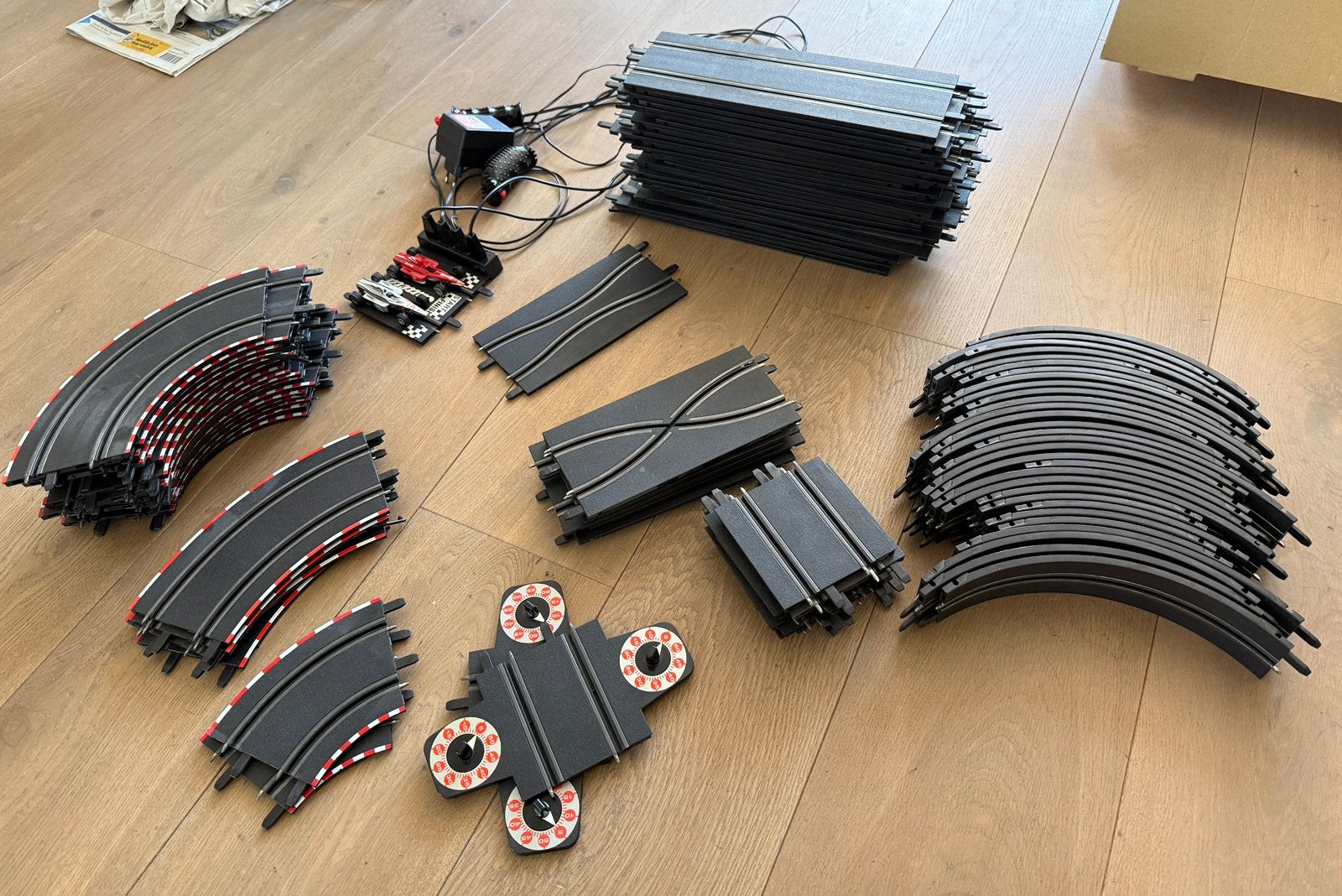 Carrera racebaan met veel extra onderdelen en 2 auto's, Ophalen, Carrera, Elektrisch, Racebaan
