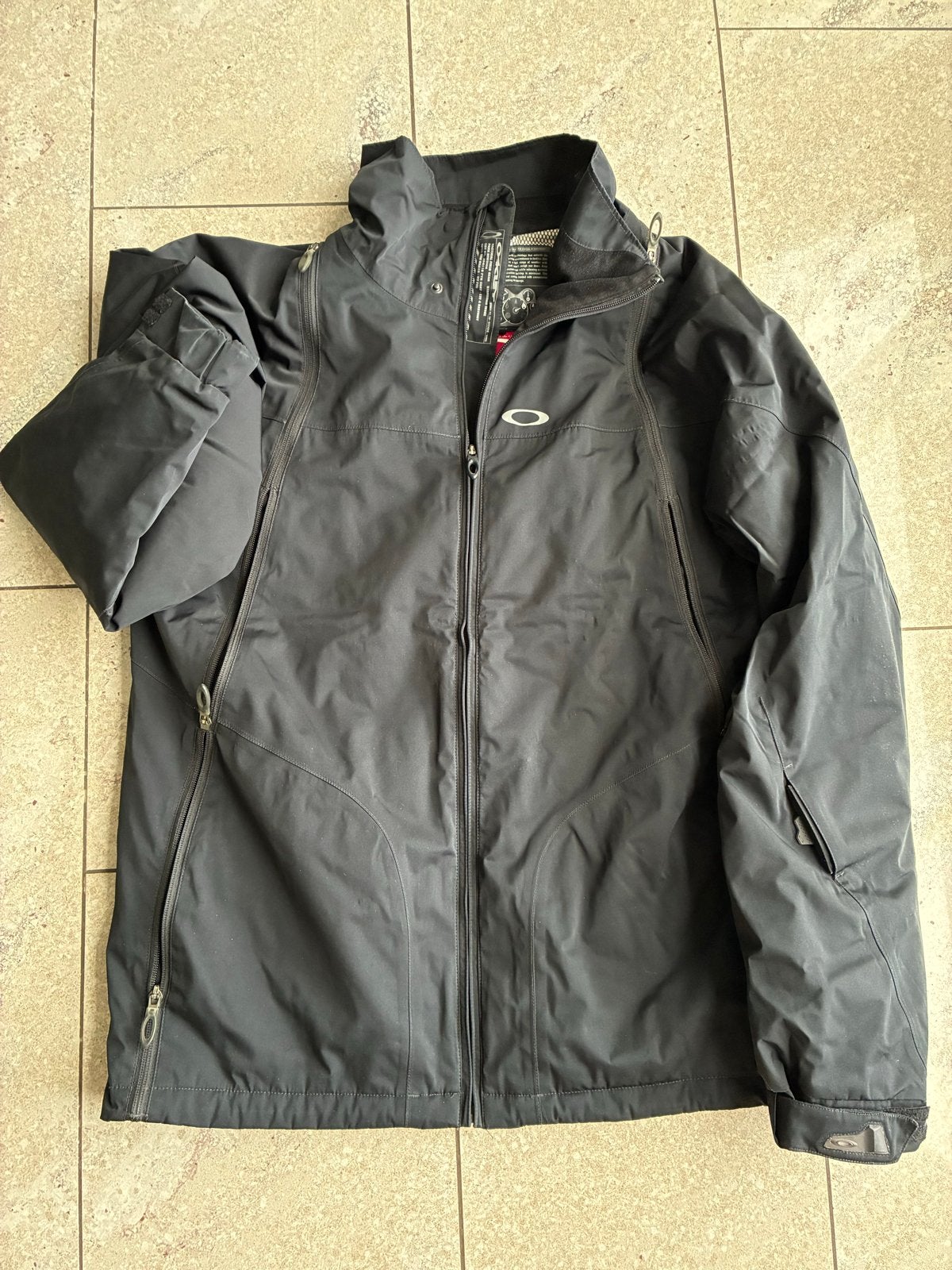 Oakley Nitro Fuel Ski-/Snowboardjas - Zwart - Maat L, Kleding | Heren, Ophalen of Verzenden, Zo goed als nieuw, Maat 52/54 (L)