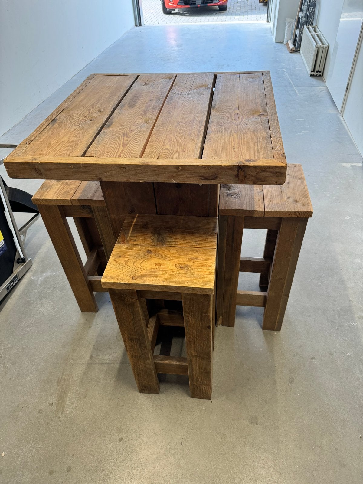 Robuuste houten bartafel met 4 krukken, Ophalen, Gebruikt