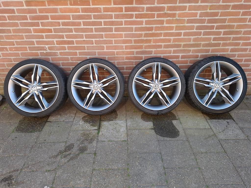 Lichtmetalen velgen Volkswagen logo 19 inch met banden, Gebruikt, Volkswagen AG, Berliner Ring 2, 38440 Wolfsburg, Duitsland, Banden en Velgen