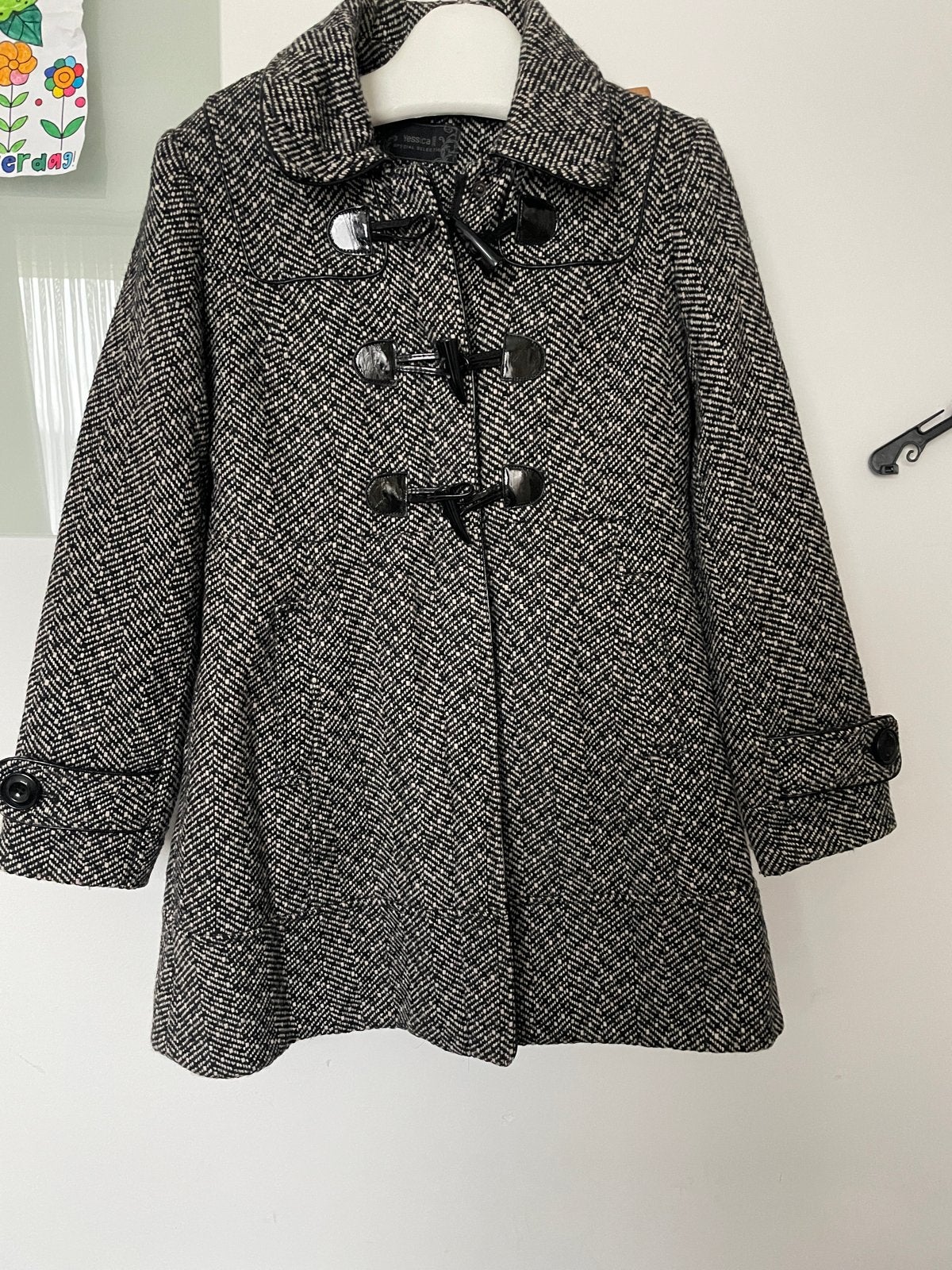 Stijlvolle Yessica duffelcoat met visgraatpatroon, Ophalen of Verzenden, Zo goed als nieuw, Maat 38/40 (M), Zwart
