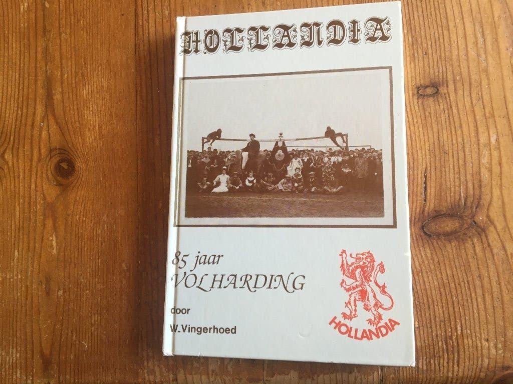 voetbalboek- jubileumboek - Hollandia ( Hoorn ) 85 jr., Boeken, Ophalen of Verzenden, Zo goed als nieuw, Balsport