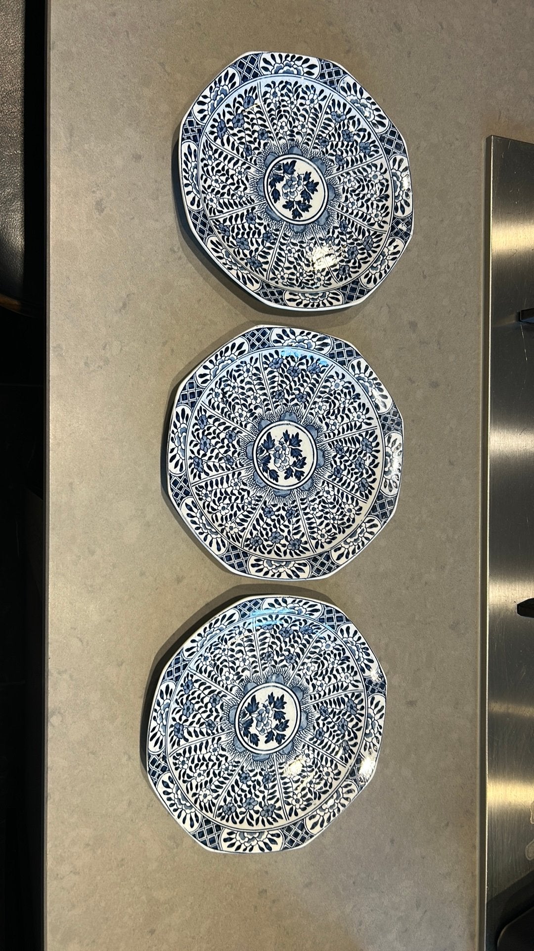 Antiek Chinees Porseleinen Bord met Blauw-Witte Decoratie, Ophalen of Verzenden