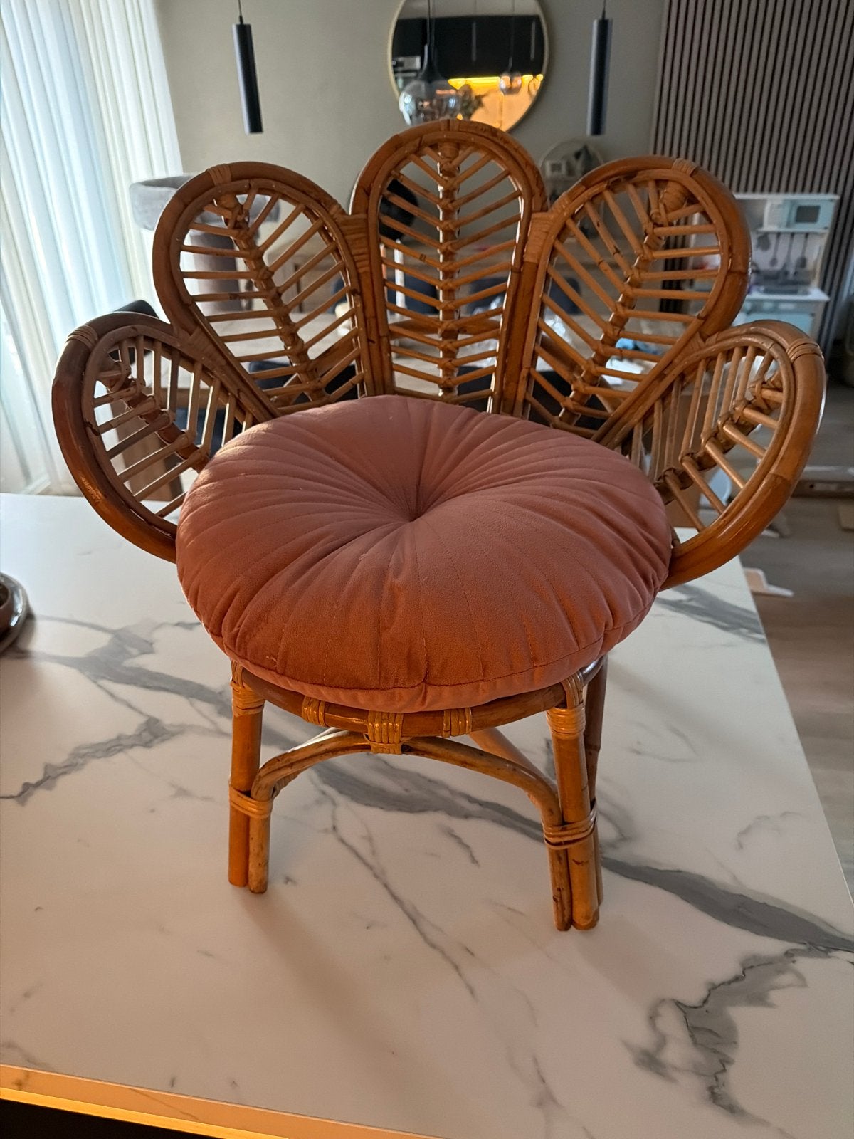 Rotan kinderstoel met roze kussen - Zo goed als nieuw, Huis en Inrichting, Stoelen, Ophalen, Overige kleuren, Geen, Riet of Rotan