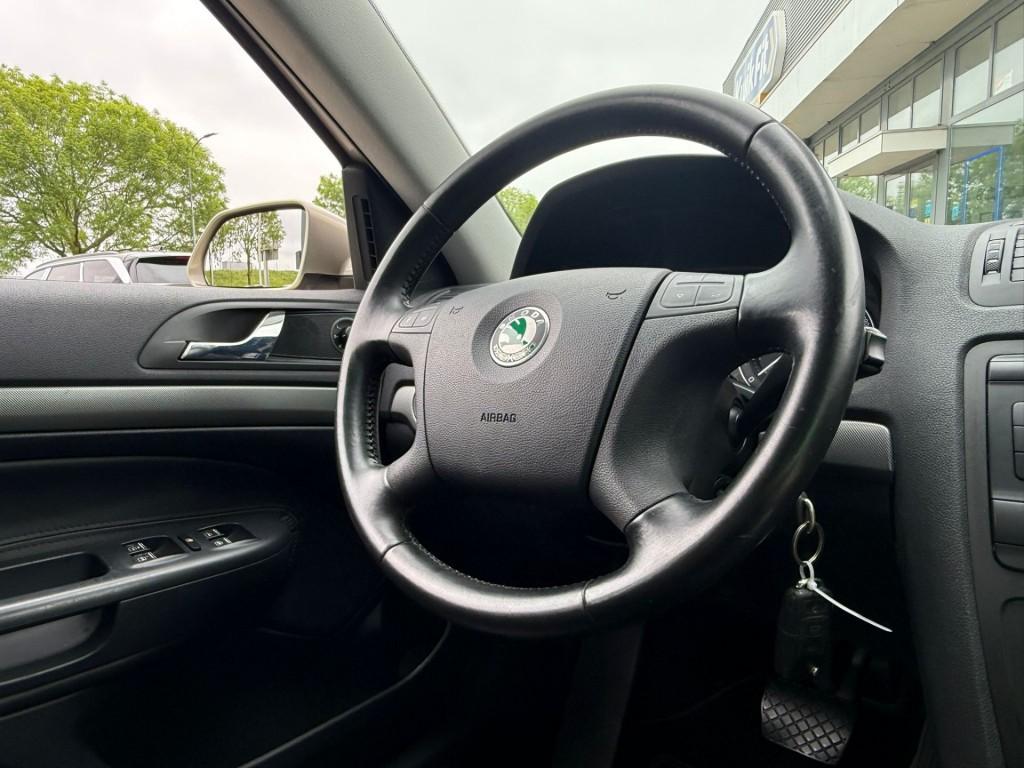 Skoda OCTAVIA 1.6 ELEGANCE AUTOMAAT AIRCO LEER PDC, Gebruikt, 4 cilinders, Beige, Euro 4