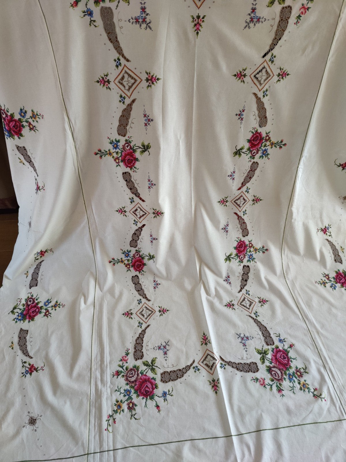Groot geborduurd rozen tafelkleed & servetten 260/160, Verzenden