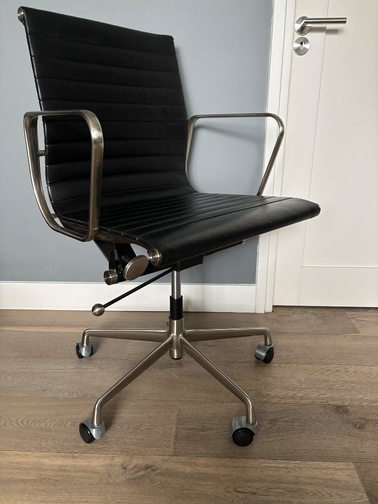 Vitra Eames ea117 bureaustoel  zwart chroom, Ophalen of Verzenden, Zo goed als nieuw, Zwart
