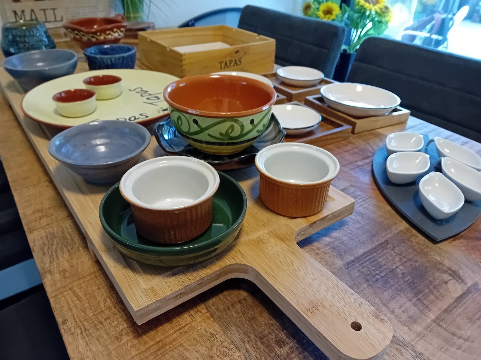 Meterplank met veel tapas schaaltjes, Ophalen