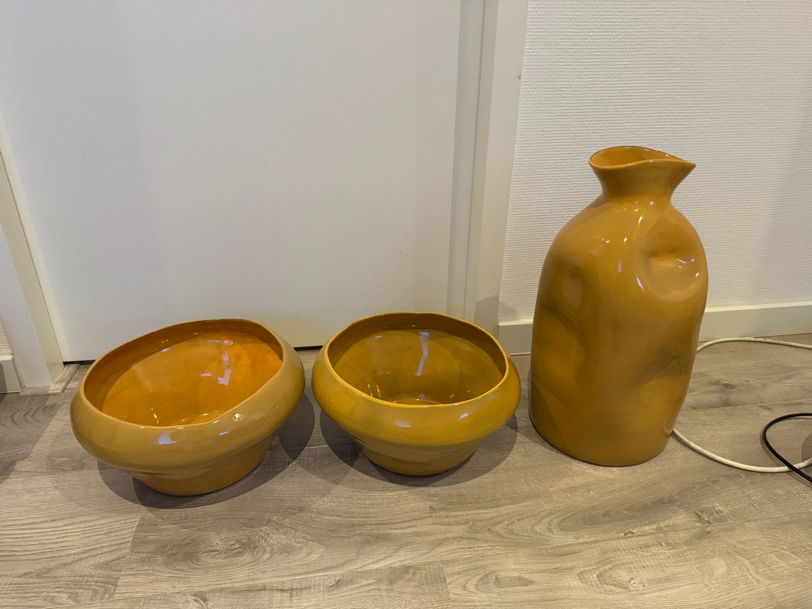 Okergele vaas en 2 schalen/bloempotten - Zo goed als nieuw, Huis en Inrichting, Ophalen, Geel, Zo goed als nieuw, Geschikt voor droogbloemen