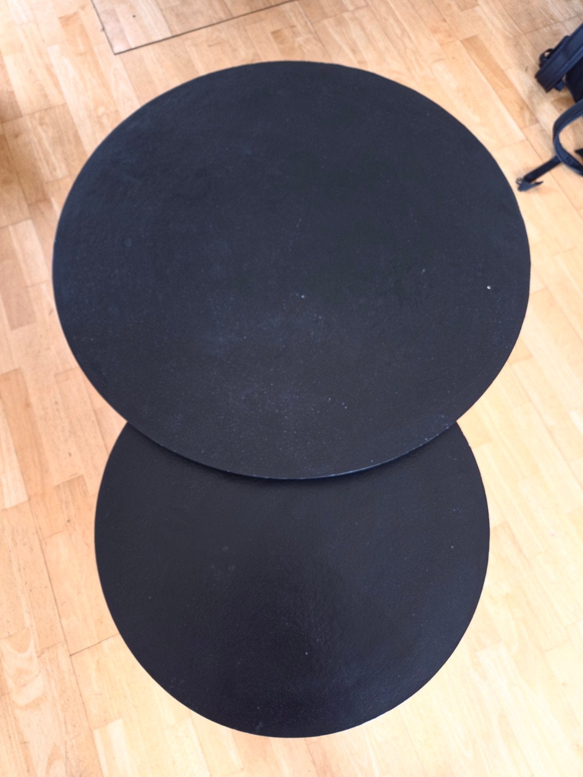 Set van 2 zwarte ronde bijzettafels, Minder dan 55 cm, Metaal of Aluminium, Rond, Zo goed als nieuw