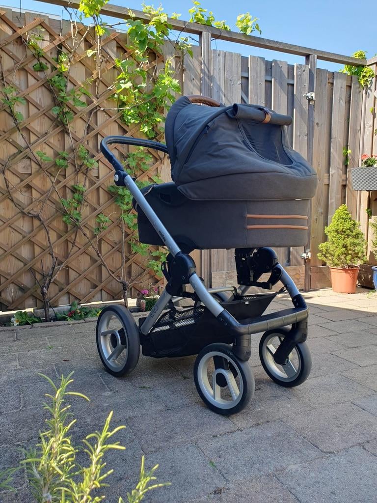 Complete Mutsy kinderwagen met reiswieg en accessoires, Ophalen, Gebruikt, Combiwagen, Mutsy