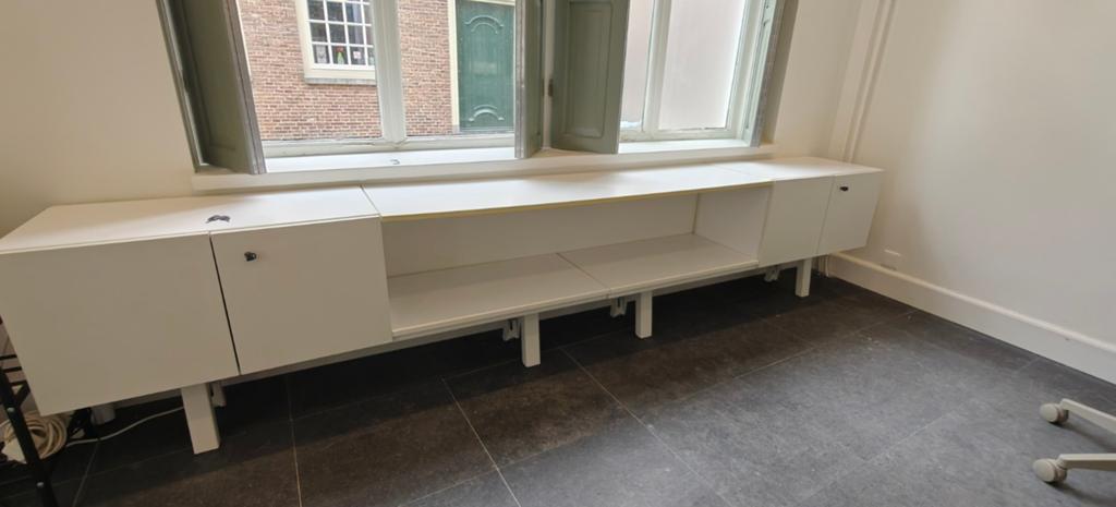 Officenow Draaideurkast Hout 69x320 cm - Zonder Legborden, Ophalen, Gebruikt, Meerdere deuren, 200 cm of meer