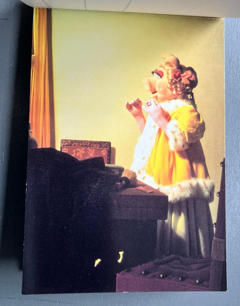 Vintage Ansichtkaart Miss Piggy 'Young Lady Adorning Herself, Verzamelen, Ansichtkaarten | Themakaarten, Ophalen of Verzenden