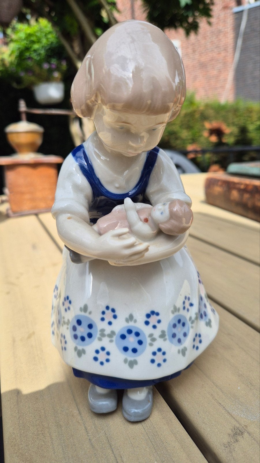 Vintage Porseleinen Beeldje Meisje met Baby - GDR, Ophalen of Verzenden, Gebruikt, Mens