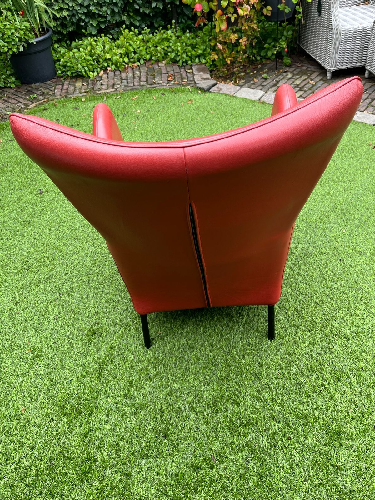 Stijlvolle rode fauteuil - comfortabel en modern, Huis en Inrichting, Stoelen, Ophalen, Leer, Zo goed als nieuw, Eén
