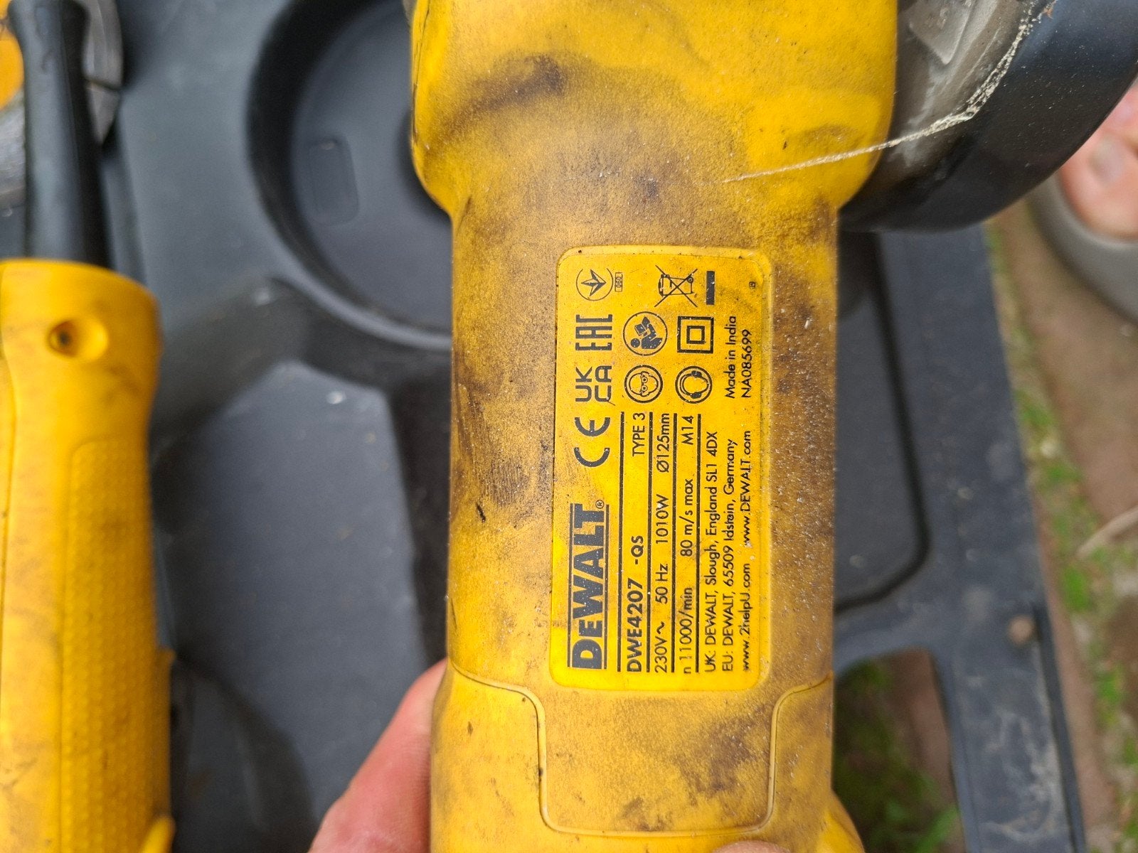 Foto 4 van DeWalt Haakse Slijpmachines DWE492S en DWE4207 in Koffer