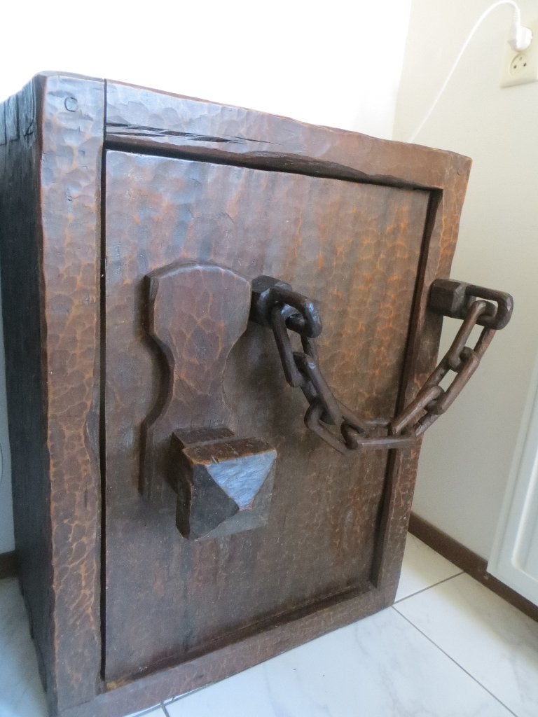 Designobject ,Houten kluis met houten slot mechanisme en ket, Antiek en Kunst, Ophalen of Verzenden
