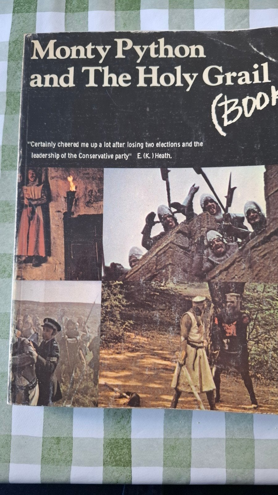 Monty Python and the Holy Grail (boek) - Foto's en script, Ophalen of Verzenden, Gelezen, Monty Python, Europa overig