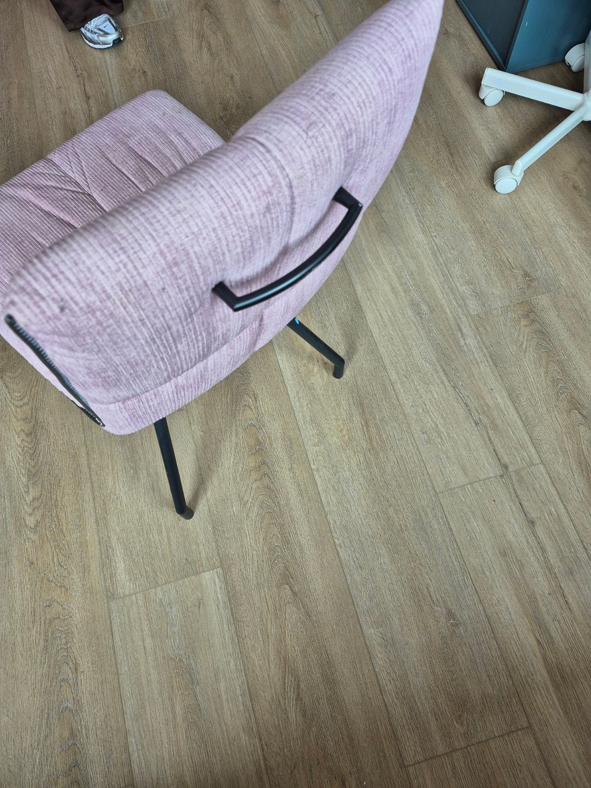 Comfortabele roze stoel met metalen poten, Ophalen, Gebruikt, Overige kleuren, Stof
