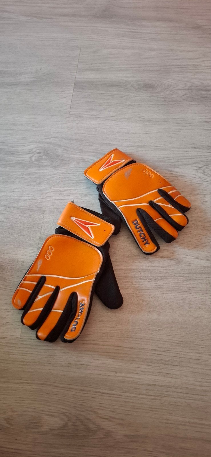 Gebruikte oranje keepershandschoenen, Ophalen