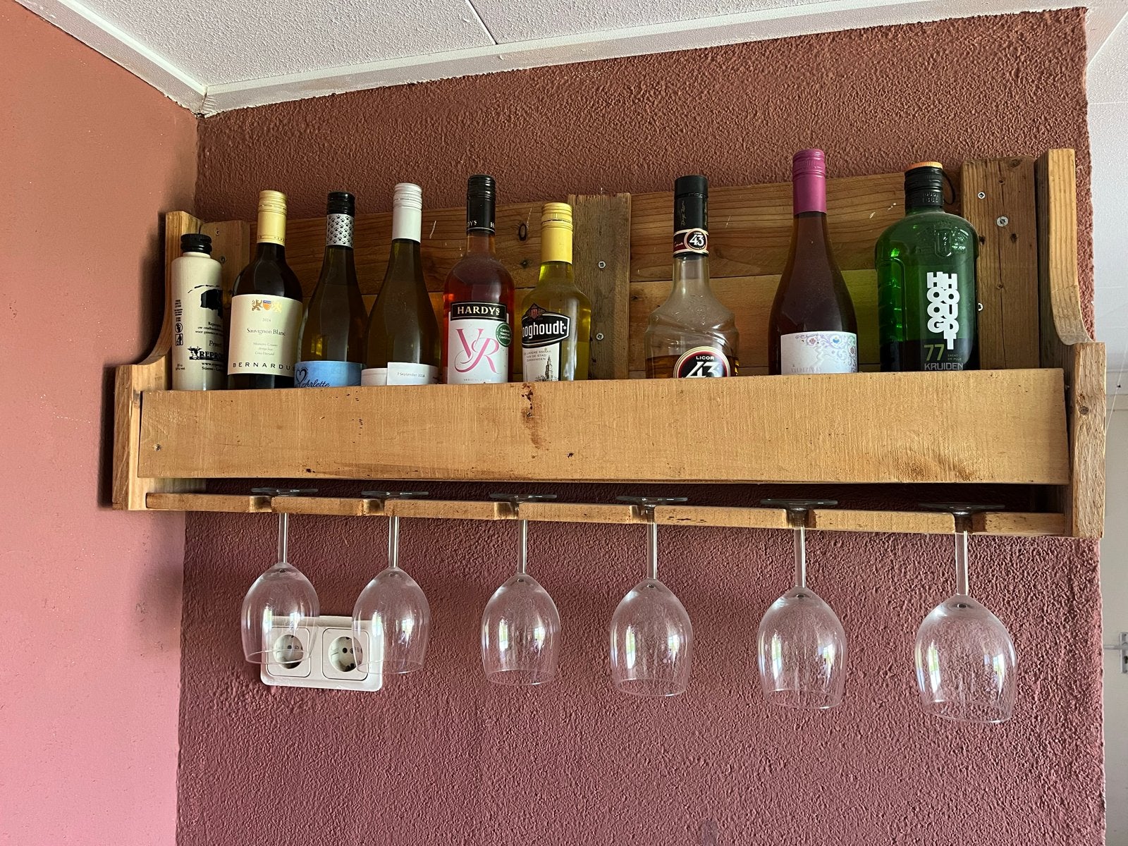 Wijnrek / Drankenrek voor aan de muur met glazenhouder, Huis en Inrichting, Ophalen, 50 – 75, Gebruikt, Minder dan 5 flessen