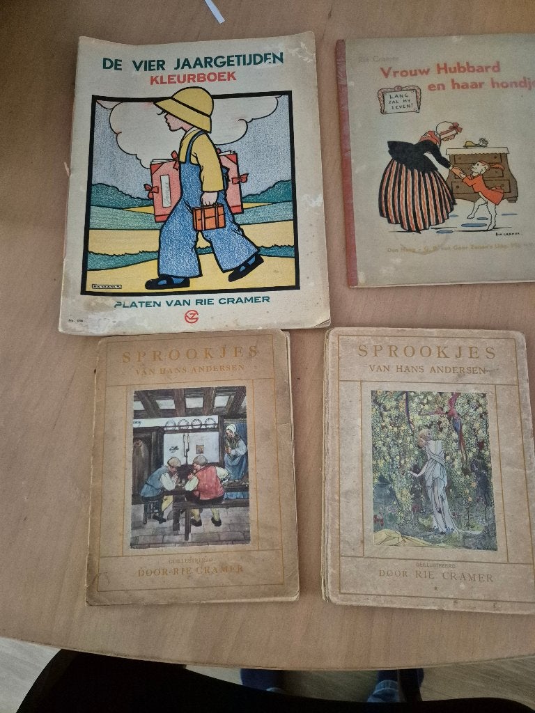 2 x Sprookjes van Andersen met illustraties van Rie Cramer, Ophalen of Verzenden, Gelezen