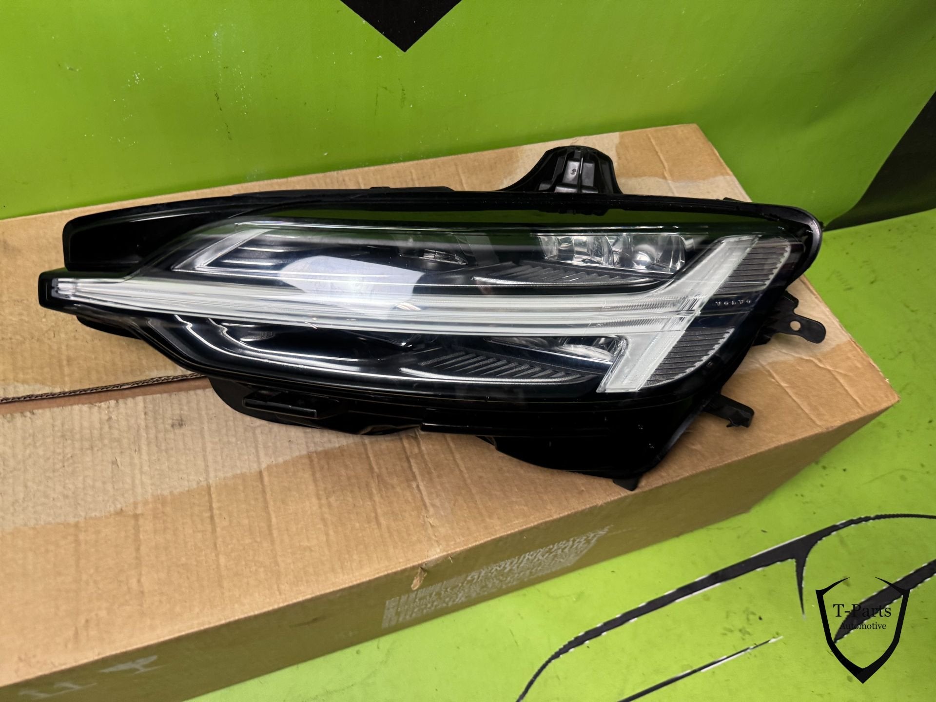 volvo S60 V60 koplamp links 32347006, Gebruikt, Gunnar Engellaus vag 8
405 31  Gothenburg, SE, Info@volvocars.com, Ophalen of Verzenden