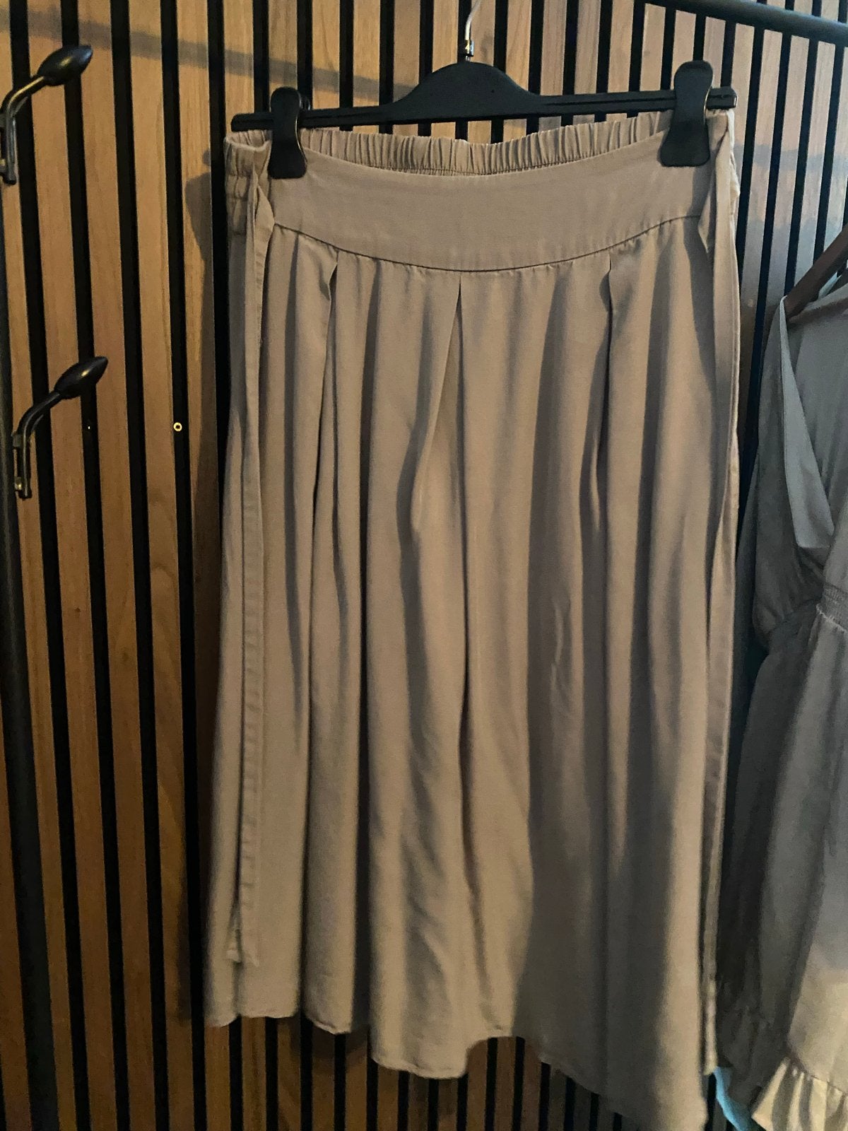 Lichtgrijze plooirok met elastische taille, Zo goed als nieuw, Grijs, Onder de knie, Ophalen