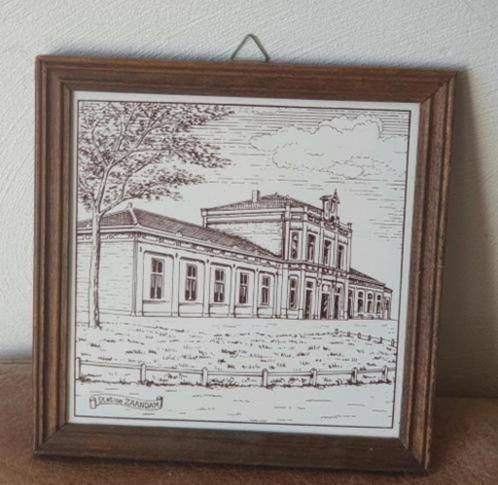 Tegel Station Zaandam in houten lijstje, Antiek en Kunst, Antiek | Wandborden en Tegels, Ophalen