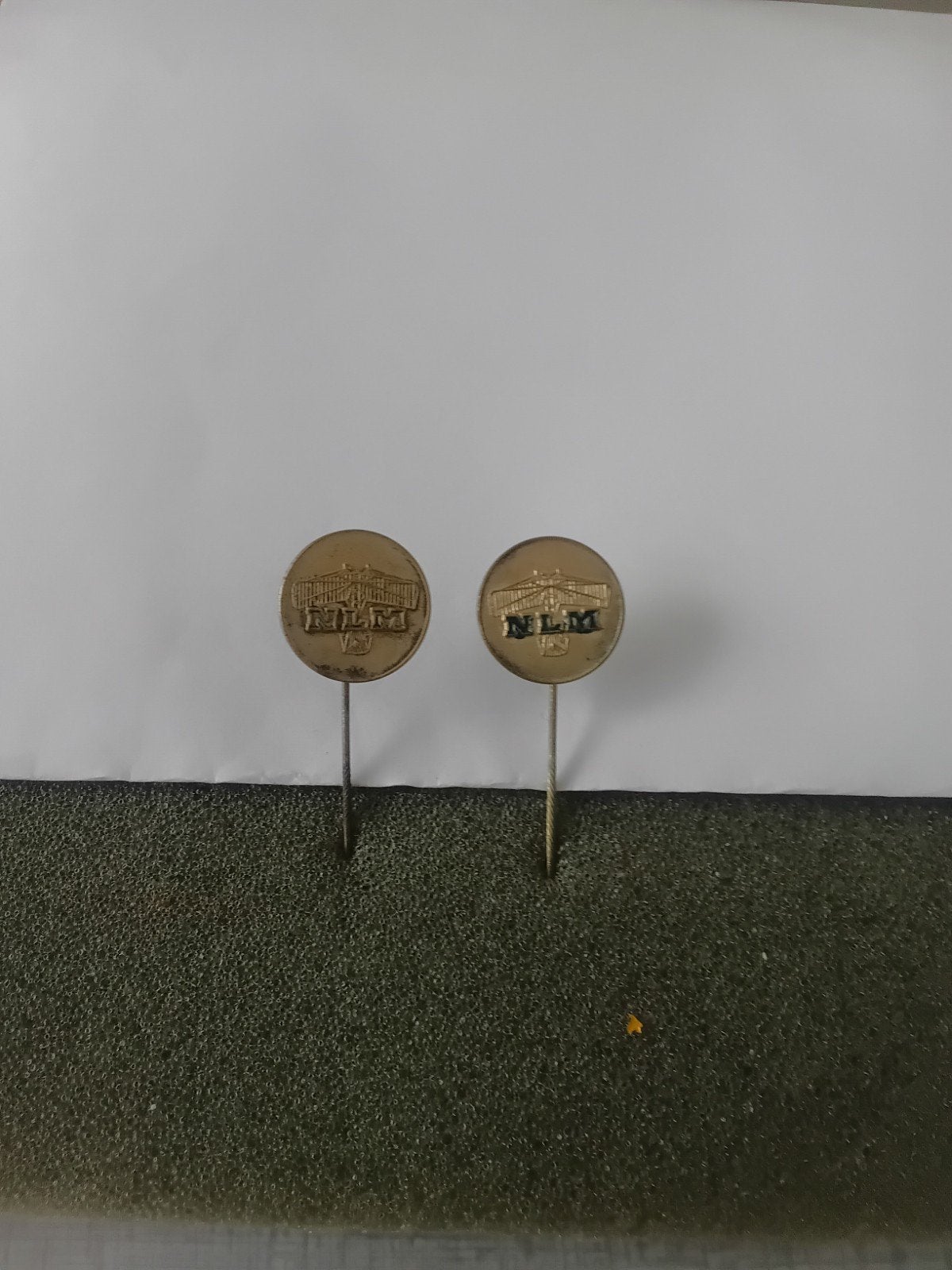 2 stuks metalen speldjes van N.L.M., Ophalen of Verzenden, Gebruikt, Overige onderwerpen