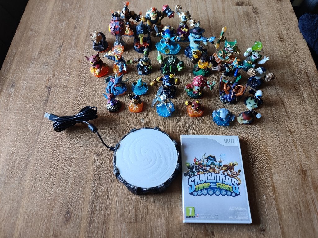 Skylanders WII spel met 29 poppetjes en portal, Avontuur en Actie, Verzenden, 1 speler, Zo goed als nieuw