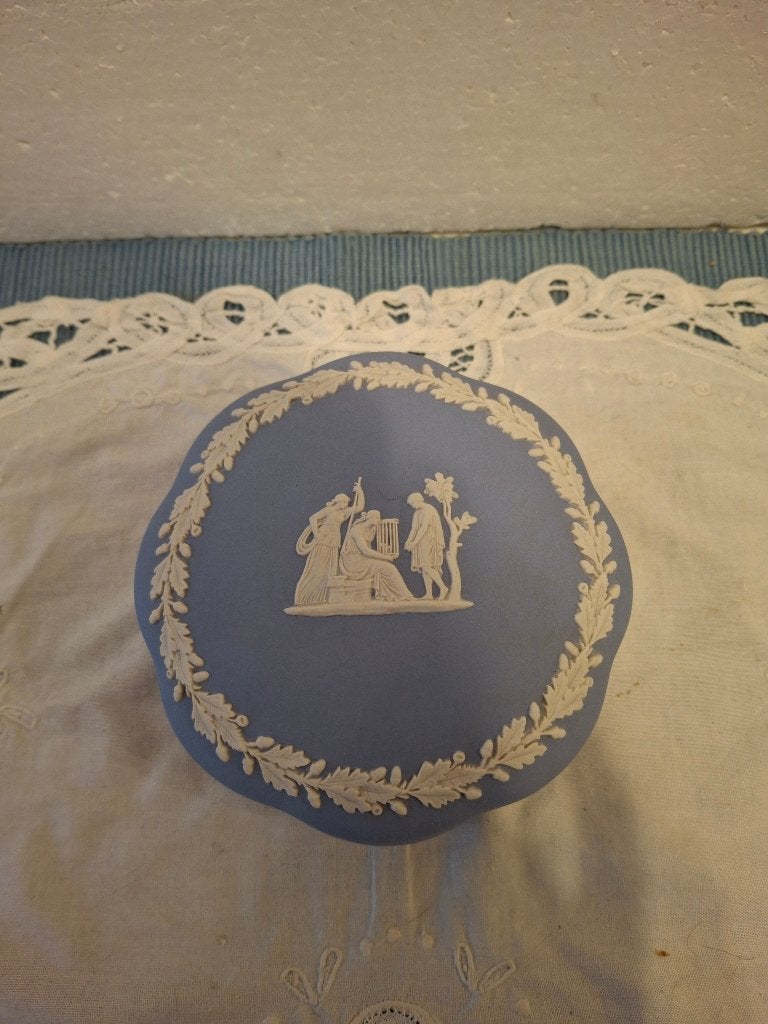Wedgwood Jasperware Blauw - mooie ronde aardewerk doos, Antiek en Kunst, Antiek | Keramiek en Aardewerk, Ophalen of Verzenden