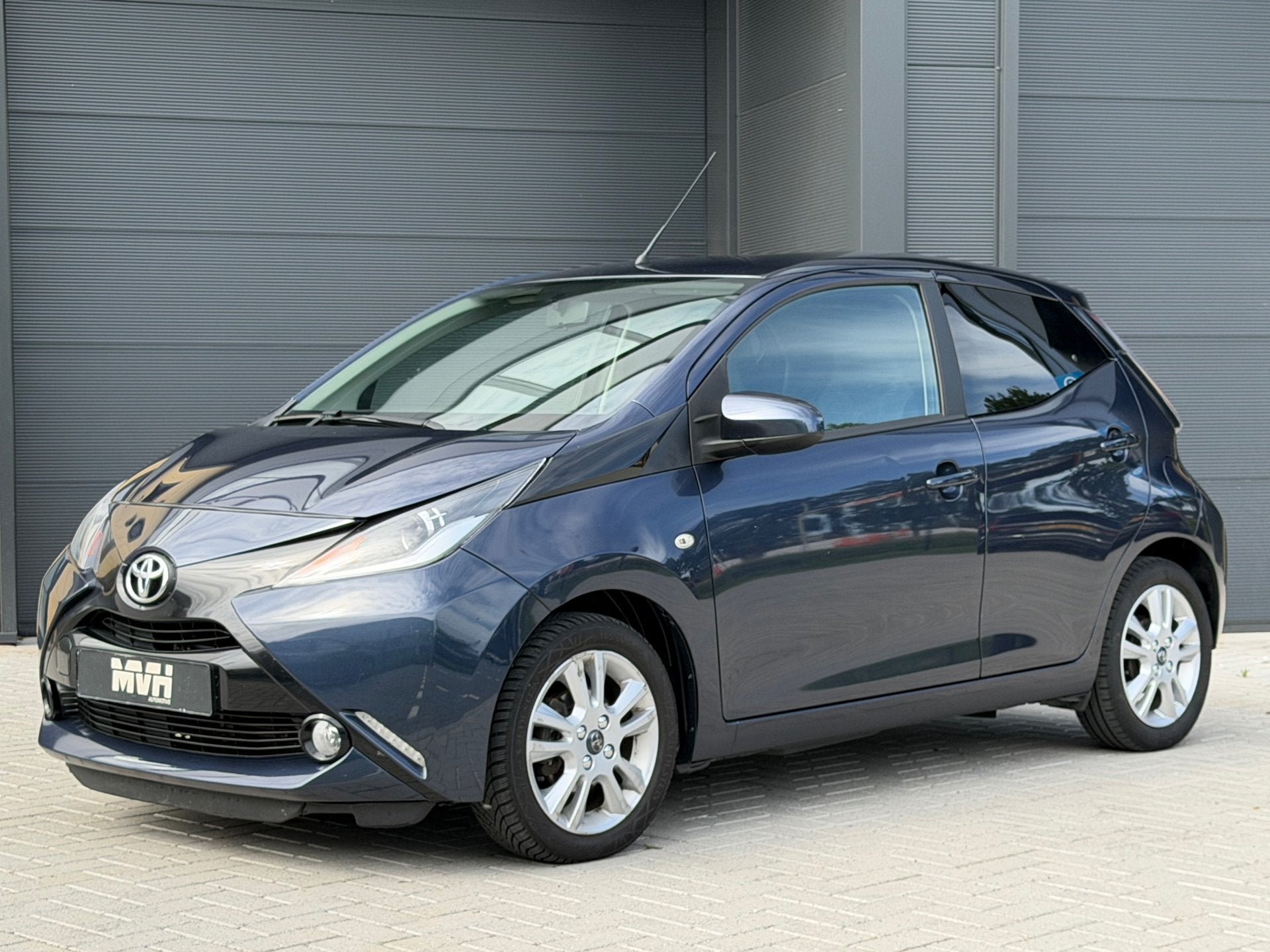 Toyota Aygo 1.0 VVT-i X-Joy - Climate - Camera - Cruise - Na, Auto's, Toyota, Voorwielaandrijving, Leder en Stof, Origineel Nederlands