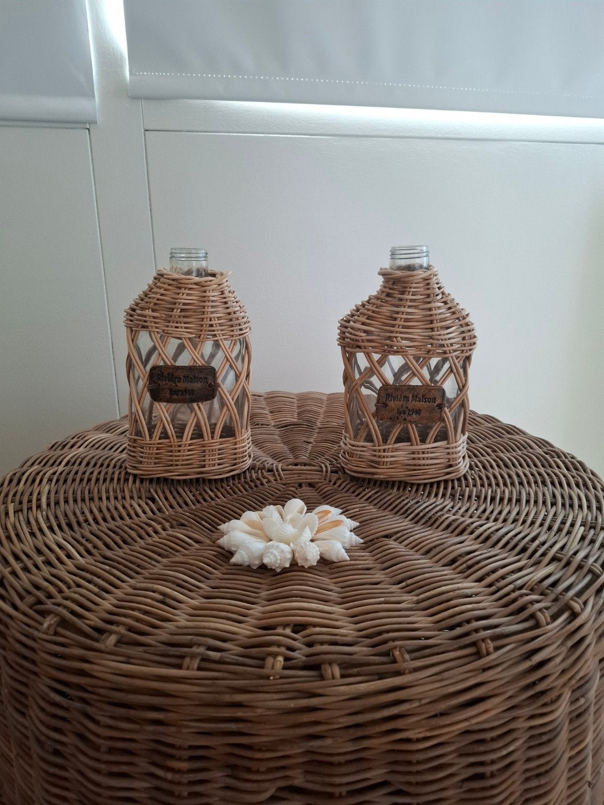 Riviera Maison rieten flessen - set van 2, Huis en Inrichting, Bruin, Natuurlijk materiaal, Ophalen of Verzenden, Zo goed als nieuw