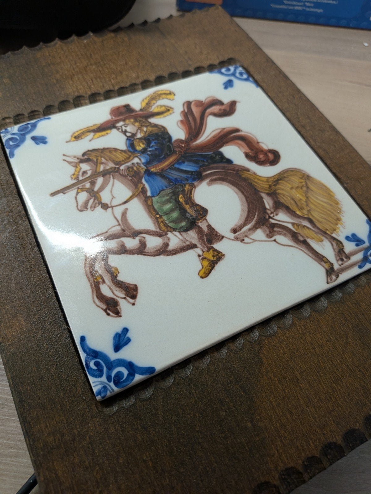 Delfts blauw tegel tableau met ruiter op houten plank, Antiek en Kunst, Ophalen of Verzenden