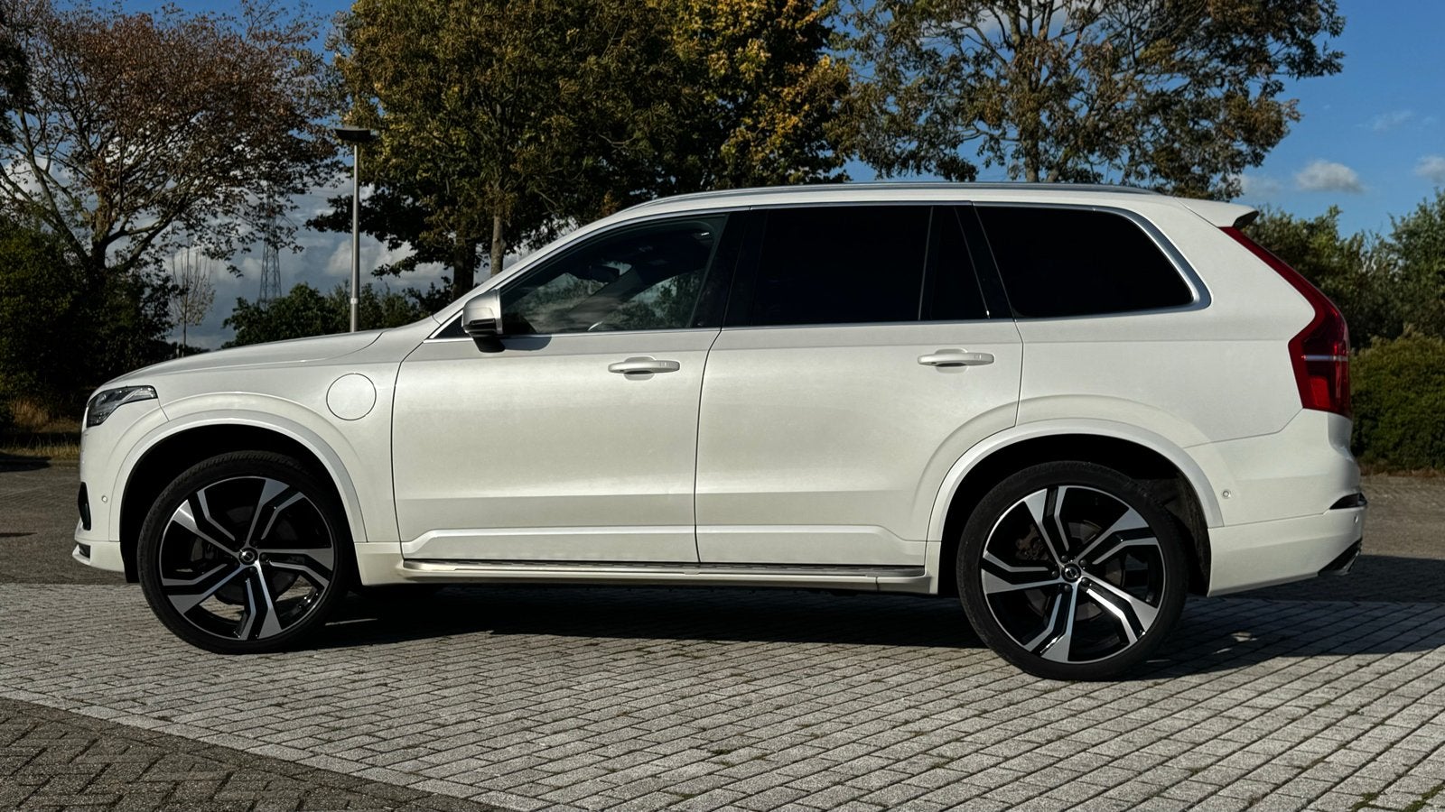 Volvo XC90 2.0 T8 Twin Engine AWD R-design*PANO*7-pers*NL, Parkeerassistent, 1969 cc, 320 pk, 7 stoelen