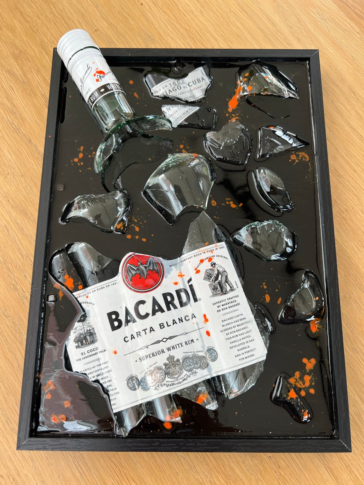 Uniek Bacardi Fles Kunstwerk - Gebroken Glas op Zwart, Antiek en Kunst, Ophalen