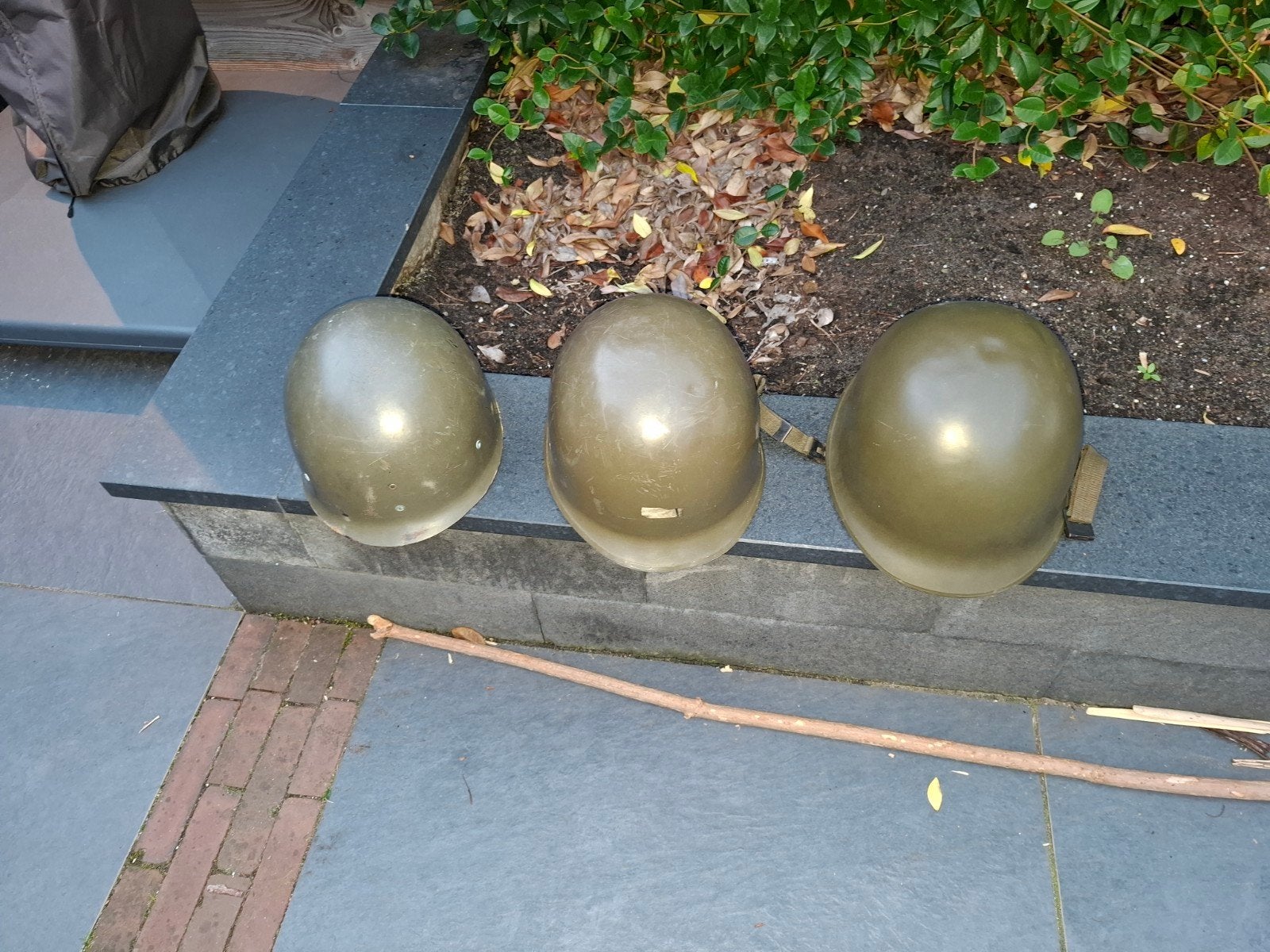 Drie vintage militaire helmen - Landmacht  1 is van plasitic, Verzamelen, Ophalen, Landmacht, Overige gebieden, Helm of Baret