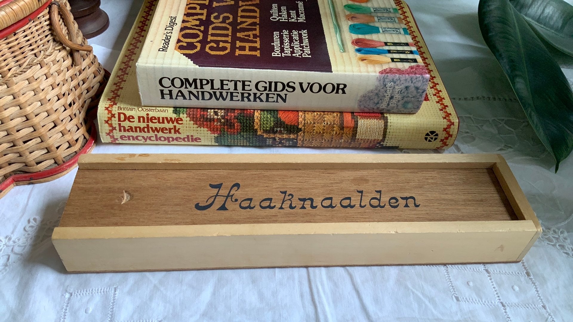Vintage houten haaknaalden doosje met opschrift, Hobby en Vrije tijd, Breien en Haken, Ophalen of Verzenden, Gebruikt, Haken, Overige typen