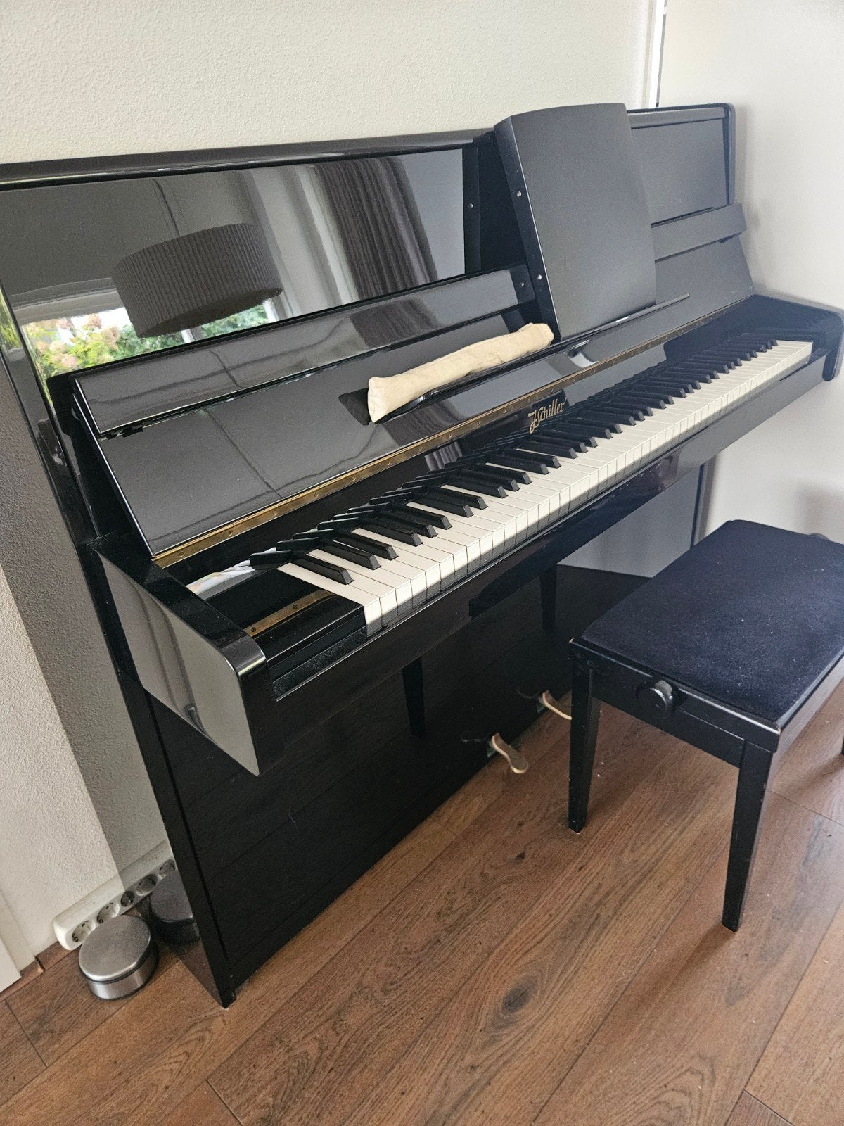 Zwarte Schiller piano met pianokruk, Ophalen, Gebruikt, Zwart