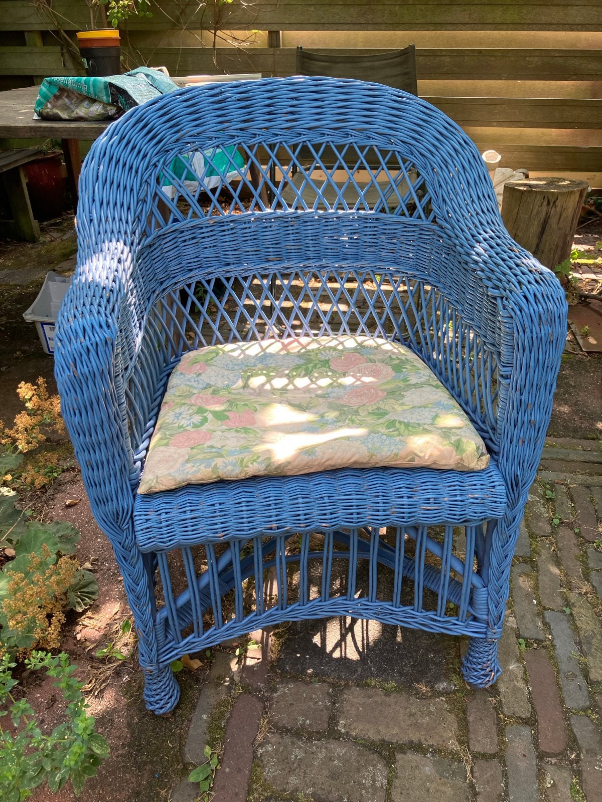 Blauwe rotan stoel met kussen . Vintage romatiek, Huis en Inrichting, Stoelen, Ophalen, Gebruikt, Blauw, Riet of Rotan