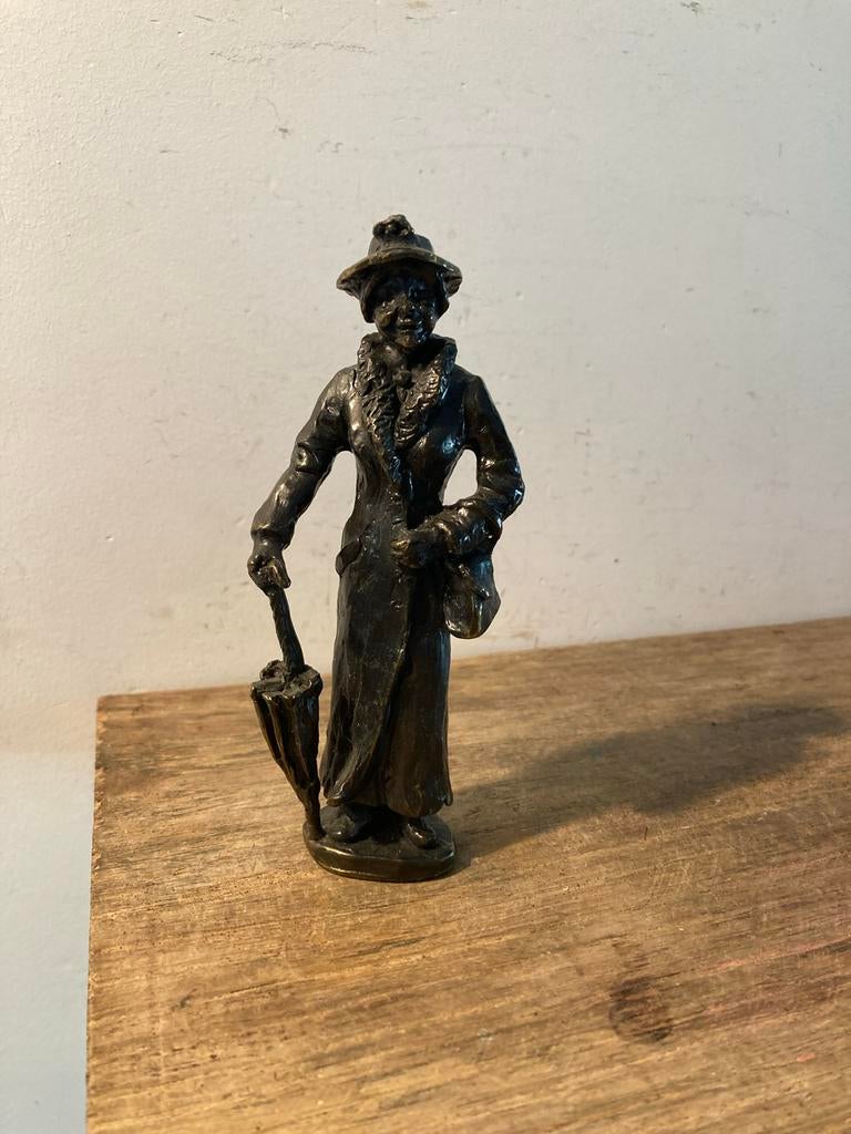 Vintage bronzen beeld van vrouw met paraplu en tasje, Ophalen of Verzenden
