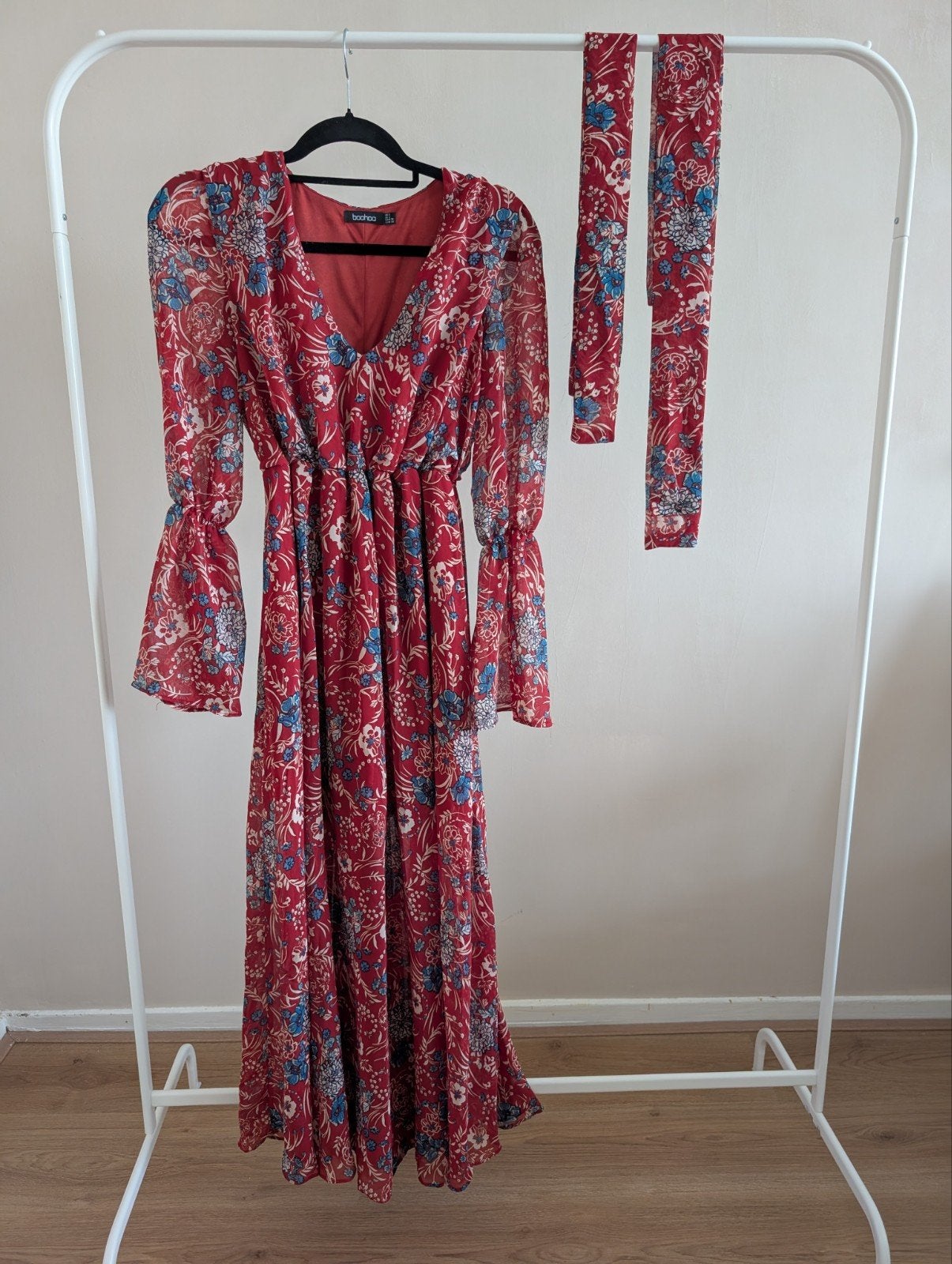 Boohoo maxi jurk rood met bloemenprint, Boohoo, Ophalen of Verzenden, Zo goed als nieuw, Maat 34 (XS) of kleiner