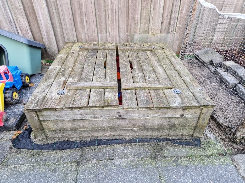 Gratis houten zandbak met handige deksel en bankjes, Kinderen en Baby's, Ophalen, Gebruikt
