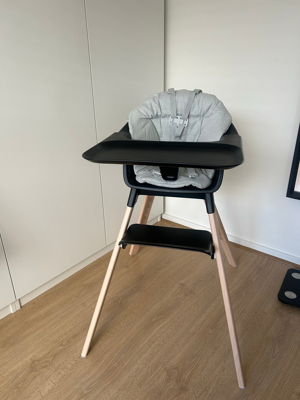 Stokke Clikk kinderstoel met kussen en eetblad, Kinderen en Baby's, Ophalen, Nieuw, Meegroeistoel, Afneembaar eetblad